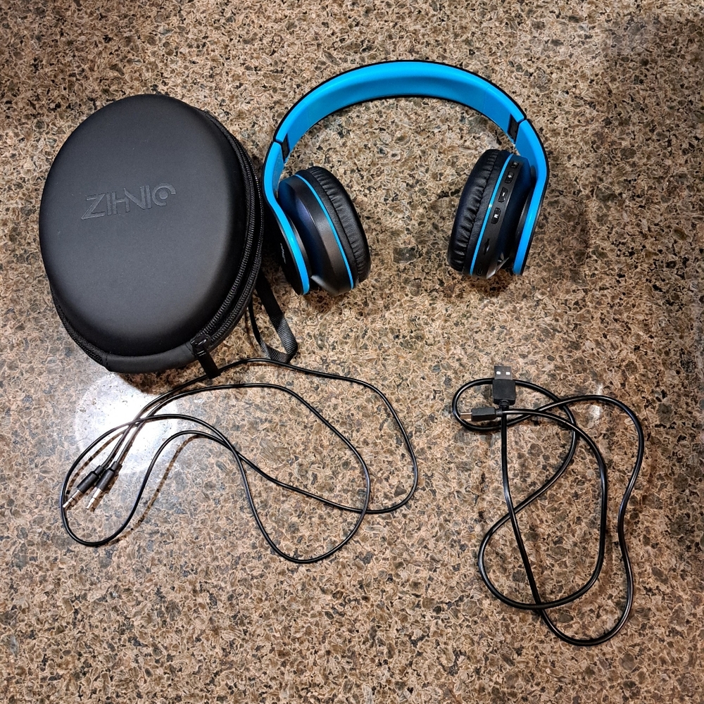 Zihnic Bluetooth headphones with auxiliary cord.